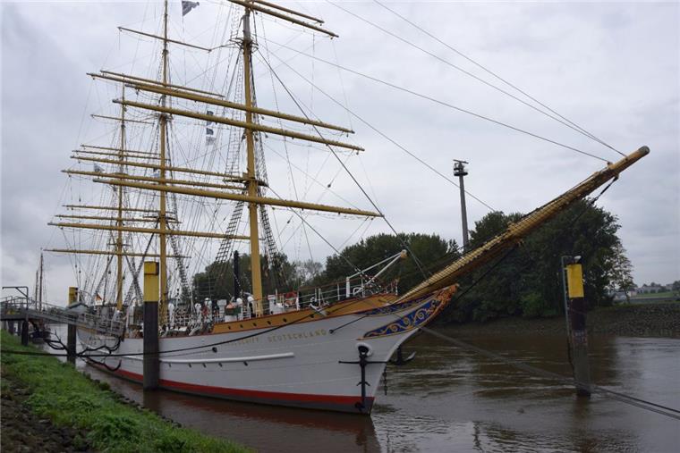 Die „Schulschiff Deutschland“ wurde 1927 bei Tecklenborg in Geestemünde gebaut. Heute liegt das Schiff an der maritimen Meile im Bremer Stadtteil Vegesack, dort wo die Lesum in die Weser mündet.