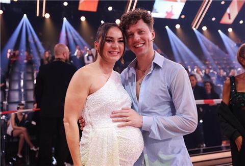 Die schwangere Profitänzerin Renata Lusin und ihr Mann Valentin Lusin Ende Februar in der RTL-Tanzshow „Let’s Dance“.