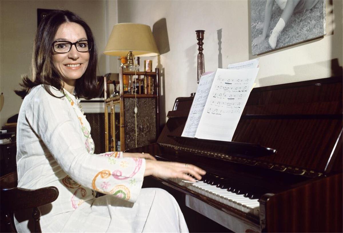 Nana Mouskouri wird 90: Der Anfang eines leisen Abschieds? Die schwarze Brille ist das Markenzeichen der griechischen Sängerin Nana Mouskouri. (Archivbild)