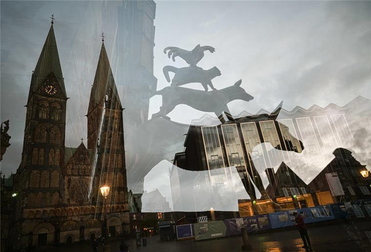  Die Bremer Stadtmusikanten zwischen dem Bremer St.-Petri-Dom und der Bremischen Bürgerschaft 