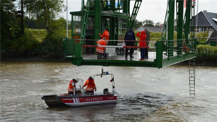 Ostener Schwebefähre bleibt mitten über dem Fluss stecken Die Schwebefähre ist über der Oste stecken geblieben.