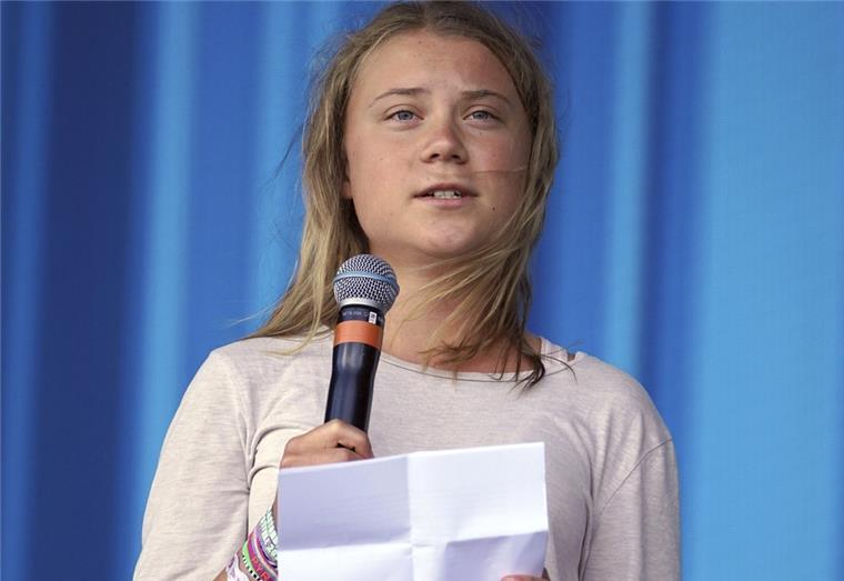 Die schwedische Klimaaktivistin Greta Thunberg steht während des Glastonbury Festivals in Worthy Farm in Somerset auf der Bühne und spricht zum Publikum. 