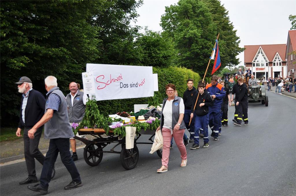 Die Schweier veranstalteten einen Umzug durchs Dorf.
