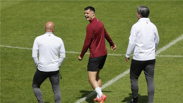 Die Schweiz kann im EM-Viertelfinale gegen England auf Kapitän Xhaka bauen.