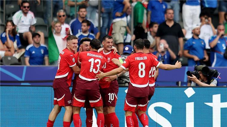 Die Schweizer bejubeln den Einzug ins Viertelfinale.