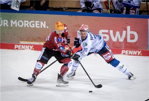 Zwei Eishockey-Spieler kämpfen um den Puck.