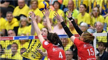 Die Schwerinerinnen um Leana Grozer (l) setzten sich erneut gegen Dresden mit Nathalie Lemmens (M) und Marta Kamelija Levinska durch. 