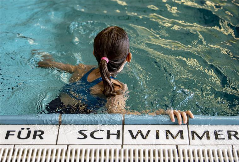 Wellen, Wellness, Wasserspaß: Veranstaltungssaison in Schwimmbädern startet Mädchen am Schwimmbeckenrand