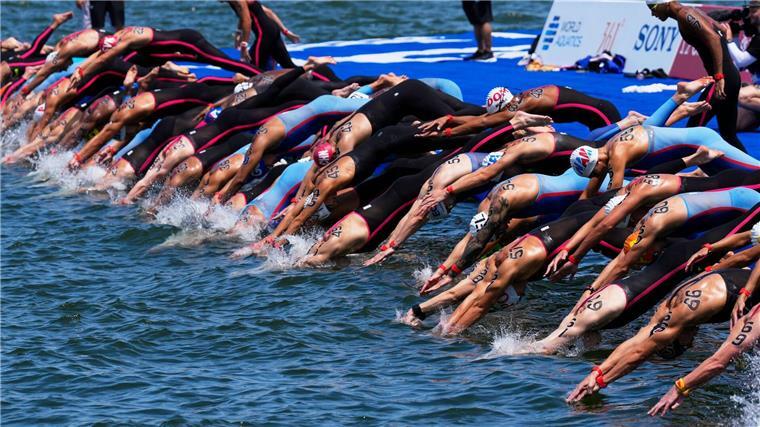 Die Schwimmer starten beim Freiwasser-Rennen über zehn Kilometer ins Wasser.