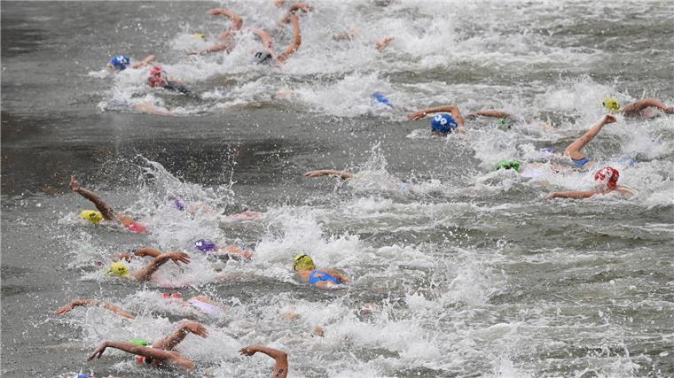 „Großes Kino“: Triathleten stürmen zu Gold im Staffel-Krimi Die Schwimmstrecke in der Seine hatte vorab für Diskussionen wegen der schlechten Wasserqualität gesorgt.