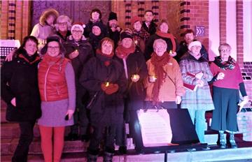 Die Seaside Gospelsingers erwärmen Herz und Seele mit ihren Liedern beim Adventsmarkt anund in der Pauluskirche. Foto: Stehn