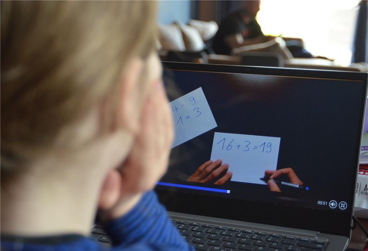 Die sechsjährige Vanadis erlebt Schule zurzeit auf etwas andere Art. Der Lehrer der Erstklässlerin filmt ganze Unterrichtseinheiten und stellt seinen Schülern die Videos online zur Verfügung. Dennoch muss Vanadis, wie zwei ihrer drei Brüder, auch selbst Aufgaben erledigen, wobei sie die Unterstützung ihrer Eltern braucht.