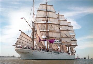 Die „Sedov“ bei der Sail 1995 in Bremerhaven. Die Sail 2020 musste wegen Corona abgesagt werden, geplant ist jetzt eine lütte, also eine kleine, Sail.