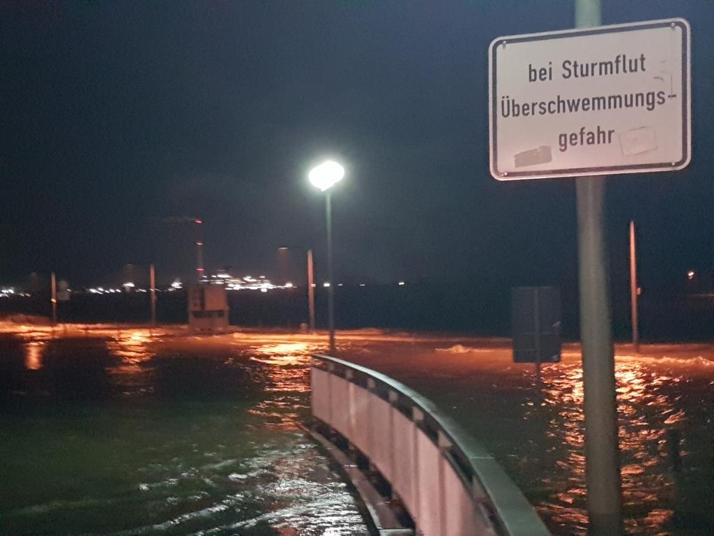 Die Seebäderkaje steht unter Wasser.