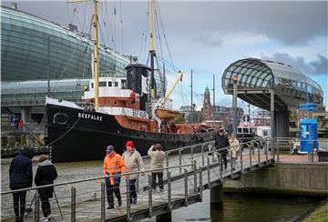 Die „Seefalke“ fährt durch die Drehbrücke am Neuen und Alten Hafen.