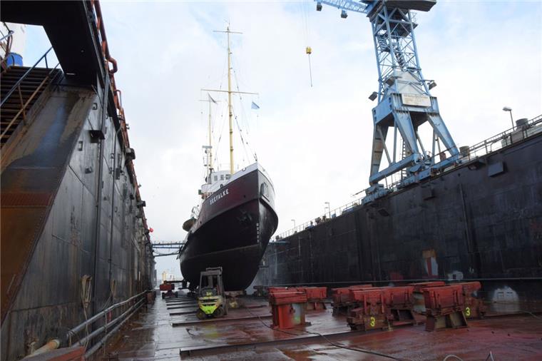 Die "Seefalke" nach dem Einschwimmen ins Dock. Das 1924 gebaute genietete Stahlschiff ist 58,5 Meter lang, 9 Meter breit und hat einen Tiefgang von maximal 4,40 Meter.