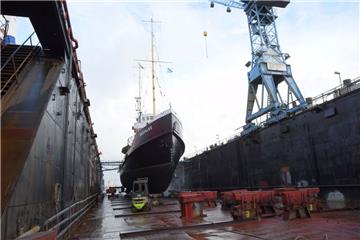Die "Seefalke" nach dem Einschwimmen ins Dock. Das 1924 gebaute genietete Stahlschiff ist 58,5 Meter lang, 9 Meter breit und hat einen Tiefgang von maximal 4,40 Meter.