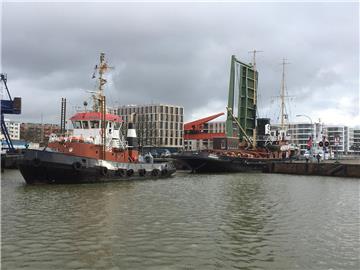 Die "Seefalke" passiert die Klappbrücke zwischen Neuer Hafen und Kaiserhafen.