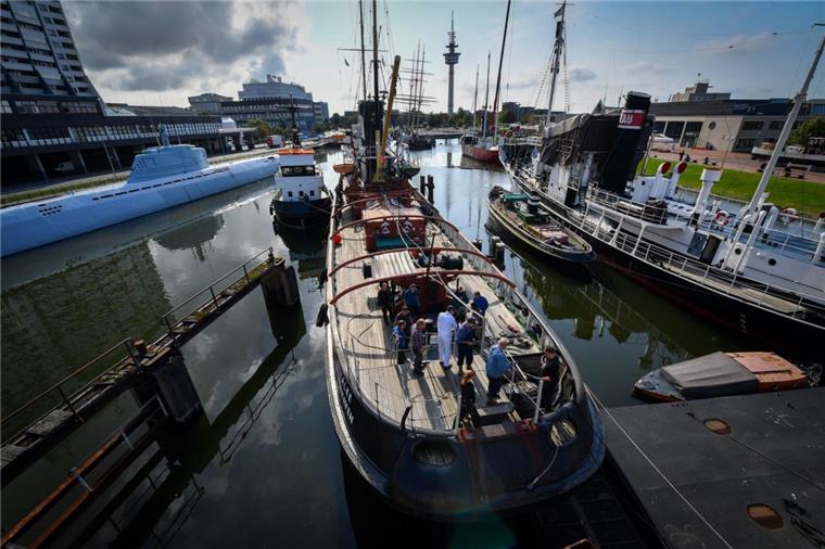 Die "Seefalke" wird in den Neuen Hafen geschleppt.