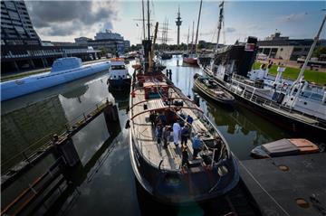 Die "Seefalke" wird in den Neuen Hafen geschleppt.