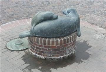 Bronzestatue mit zwei Seehunden