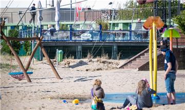 Die Seele baumen lassen und Sonnenuntergänge genießen: Das geht in der &quot;Seelust&quot; direkt am Weserstrandbad vorzüglich. Das Lokal hat nur bei schönem Wetter geöffnet. Dann eignet sie sich wunderbar zum Einkehren nach einem Spaziergang am Deich.