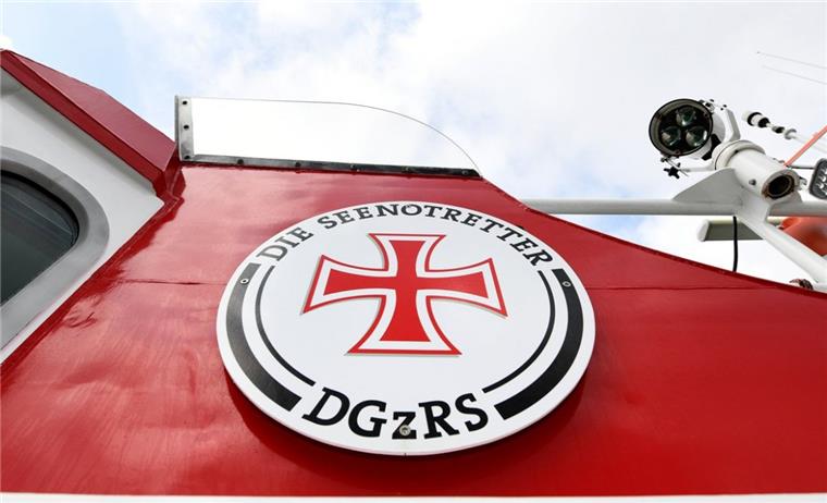 Die Seenotretter holten drei verunglückte Segler aus der Nordsee.