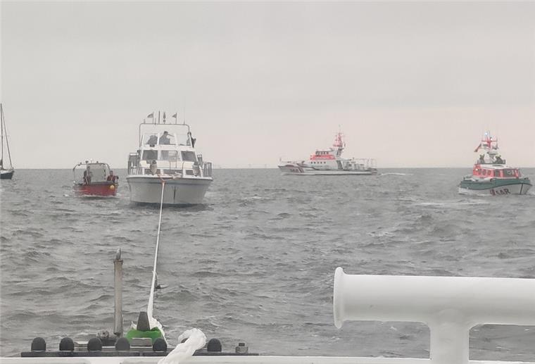 Die Seenotretter und und Einsatzkräfte der DLRG schafften es gemeinsam, den Havaristen wieder flott zu kriegen. 