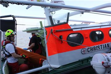 Die Seenotretter unterstützen bei der Verletztenversorgung. Foto: Havariekommand...