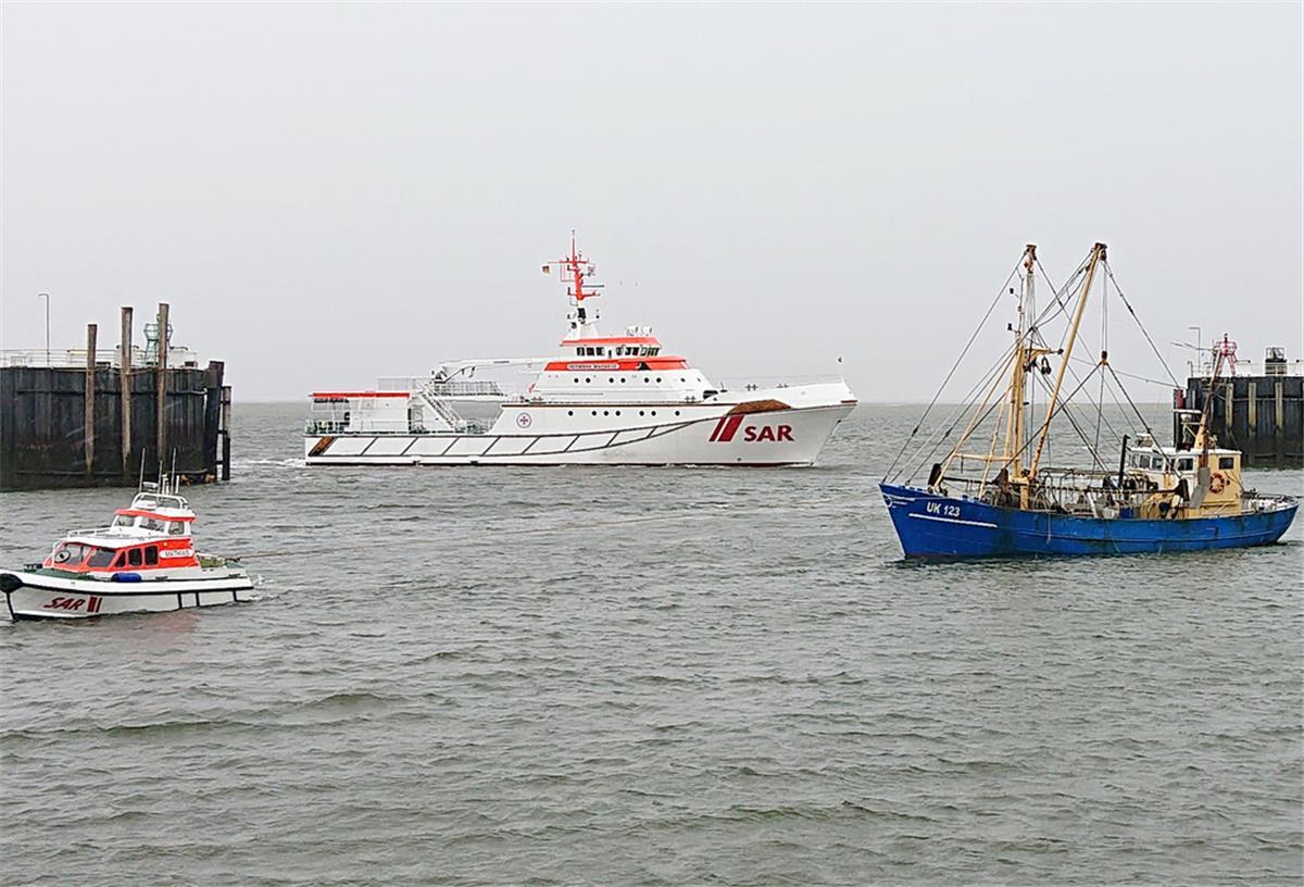 Cuxhaven: Seenotretter helfen drei Fischkuttern in der Nordsee Die DGzRS im Einsatz bei einem Fischkutter