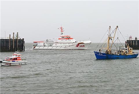 Die DGzRS im Einsatz bei einem Fischkutter