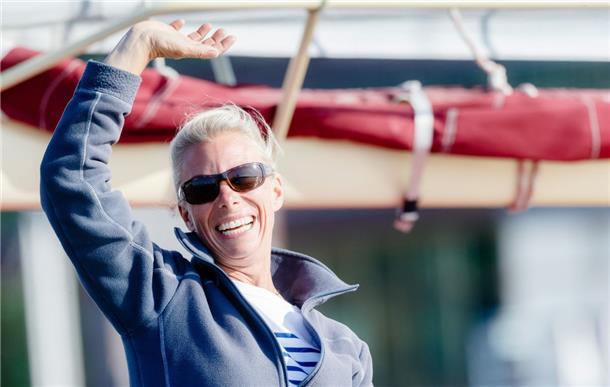 Die Seglerin Mareike Guhr jubelt am Ende ihrer Weltreise auf der Elbe in Hamburg an Bord ihres Katamarans «La Medianoche». In viereinhalb Jahren hat sie 32 Länder besucht und rund 43000 Seemeilen (circa 80000 Kilometer) auf den Weltmeeren zurückgelegt.