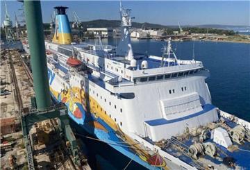 Fährschiff „Moby Drea“ in der Brodosplit-Werft in Split, Kroatien – Aufnahme vom Werftgelände mit Blick auf das Schiff am Kai.
