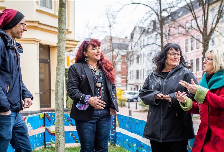 Die seit Jahren unvermindert hohe, verfestigte Kinderarmut in der Stadt macht ihnen zu schaffen. Mit ihren Einrichtungen Verein Rückenwind, dem Leherheider Verein Sonnenblume und dem Familienzentrum Grünhöfe versuchen (von links) : Lars Grass, Tina Schölzel, Susanne Pigors und Cornelia Rönnefahrt gegenzusteuern. 