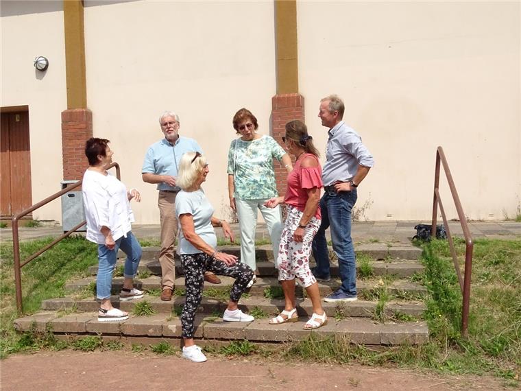 Bremerhaven: Sporthalle Flensburger Straße wird saniert Die seit Weihnachten "obdachlosen" Seniorinnen des ESC Geestemünde sind überglücklich: Eben machen Bernd Menzel und Holger Schneeberg von Seestadt-Immobilien die Mitteilung, dass die von Feuchtigkeit und Schimmel betroffene und darum schon lange geschlossene Turnhalle an der Flensburger Straße so hergerichtet wird, dass alle ab Herbst dort wieder hinein können.