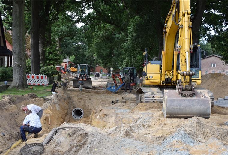 Die seit Wochen gesperrte Dorfstraße in Seedorf ist eine Großbaustelle. Der Ortskern erhält im Bereich der Alten Schule ein völlig neues Gesicht.