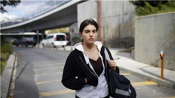 Die selbstbewusste Hazal (Melia Kara) sucht weniger nach sich selbst, sondern vielmehr nach einer Chance und nach einem Platz in der Welt.
