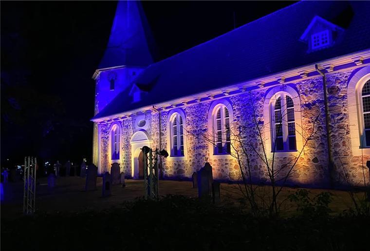 Die Selsinger St.-Lamberti-Kirche erstrahlte in den Landesfarben der Ukraine.