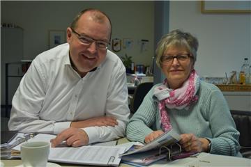 Die Seniorenbeiratsvorsitzende Jutta Fettköter und Samtgemeindebürgermeister Stefan Tiemann blicken mit Spannung auf die Urwahl am 15. März im Sittenser Heimathaus. Jeder über 60-jährige Bürger der Börde kann sich für die Wahl aufstellen lassen. 