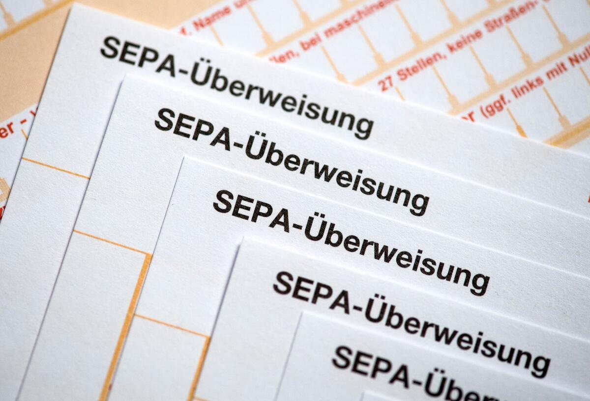 SEPA-Lastschrift und Geld zurück: Was Verbraucher wissen sollten Mehrere SEPA-Überweisungsträger liegen übereinander.