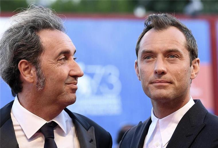 Die Serie „The Young Pope“ wurde 2016 bei den Filmfestspielen in Venedig vorgestellt - hier Regisseur Paolo Sorrentino (links) und der Hauptdarsteller Jude Law.