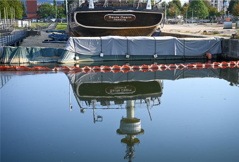 Die „Seute Deern" im Alten Hafen rottet vor sich hin.