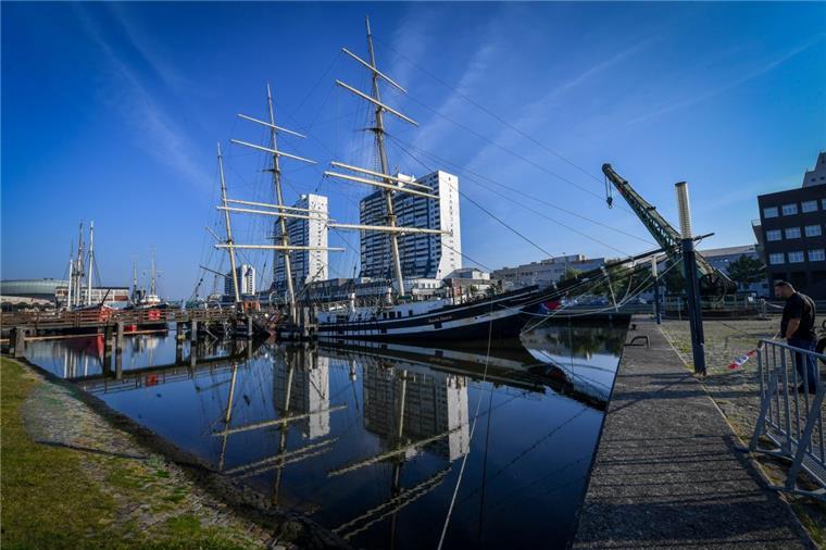 "Seute Deern": Die Masten müssen vom Schiff Die "Seute Deern" ist im Alten Hafen von Bremerhaven gesunken.