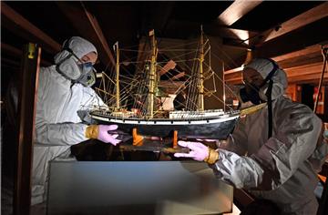Die "Seute Deern" verlässt die "Seute Deern": Mitarbeiter des Deutschen Schifffahrtsmuseums haben Ausstellungsstücke aus dem Gastraum unter Deck geräumt. Danach beginnt das große Aufräumen.