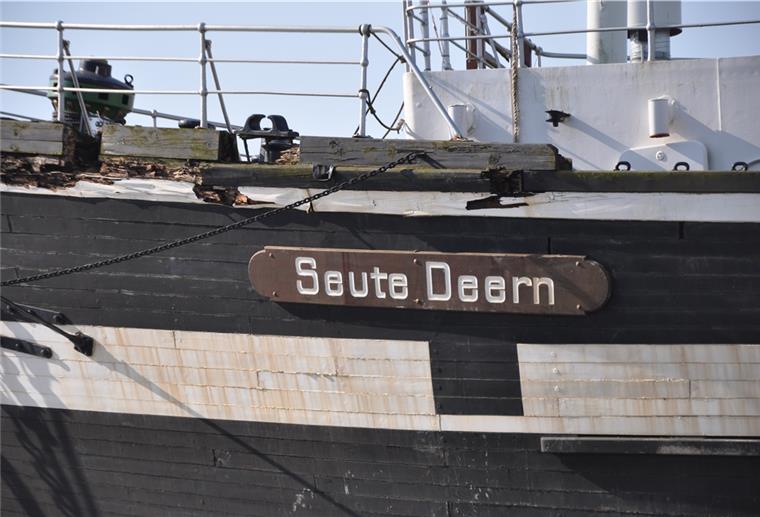 Die "Seute Deern" wird abgewrackt, aber nicht alles kommt auf den Müll. Einzelne Holzstücke will das Schifffahrtsmuseum präsparieren und als Souvenirs verkaufen.