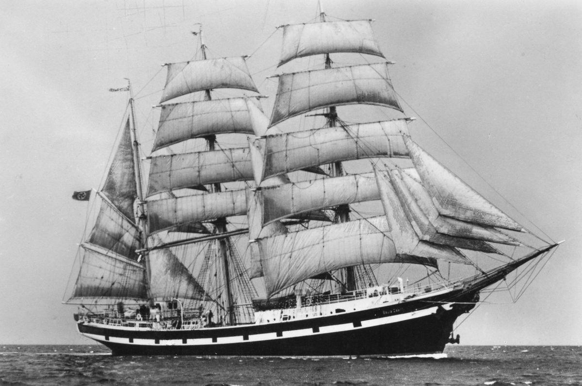 Die "Seute Deern" wurde 1938 umgebaut. Ab Mitte 1939 bis Ende des Zweiten Weltkriegs setzte der Hamburger Reeder John Theodor Essberger die Bark in der Ostsee und angrenzenden Gewässern ein.