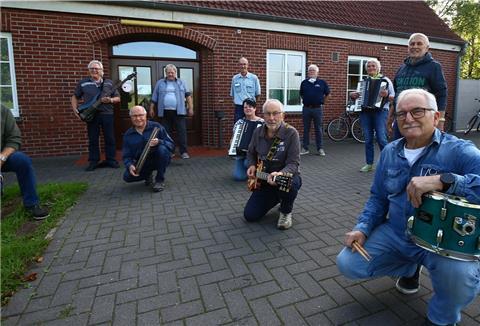 Die Shanty-Band Blinkfüer bei der Generalprobe für den Auftritt in Fedderwardersiel.