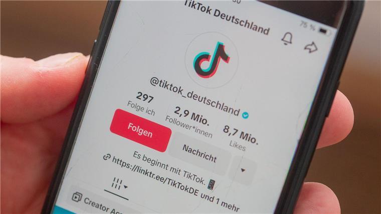 Die Shop-Funktion soll in die bestehende Tiktok-App integriert werden. (Archivbild)