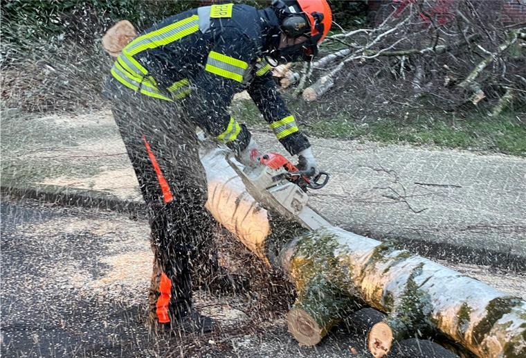 Orkantief: So hat die Nordenhamer Feuerwehr das Wochenende erlebt Die sieben Nordenhamer Wehren rückten am vergangenen Wochenende rund 40 Mal aus. In vielen Fällen kam die Kettensäge zum Einsatz.