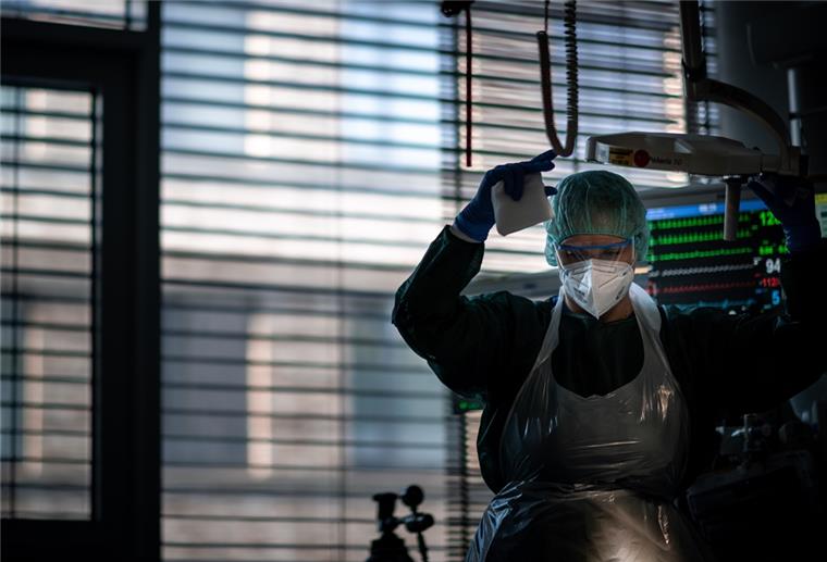 Josephin Kampmann, Gesundheits- und Krankenpflegerin, steht in einem Zimmer der Corona-Intensivstation des Universitätsklinikums Essen